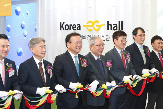 18일 오후 김부겸 행정안전부 장관(왼쪽 두번째)이 세종컨벤션센터 전자정부 전시 체험관 개관식에서 테이프 커팅을 하고 있다.    연합뉴스